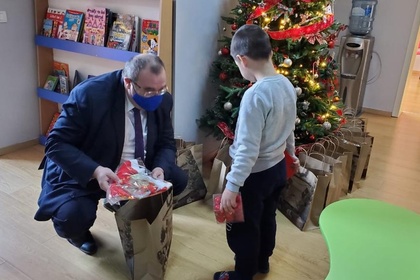 Посланик Райчевски раздаде новогодишни подаръци в център за деца със специални нужди в Елбасан